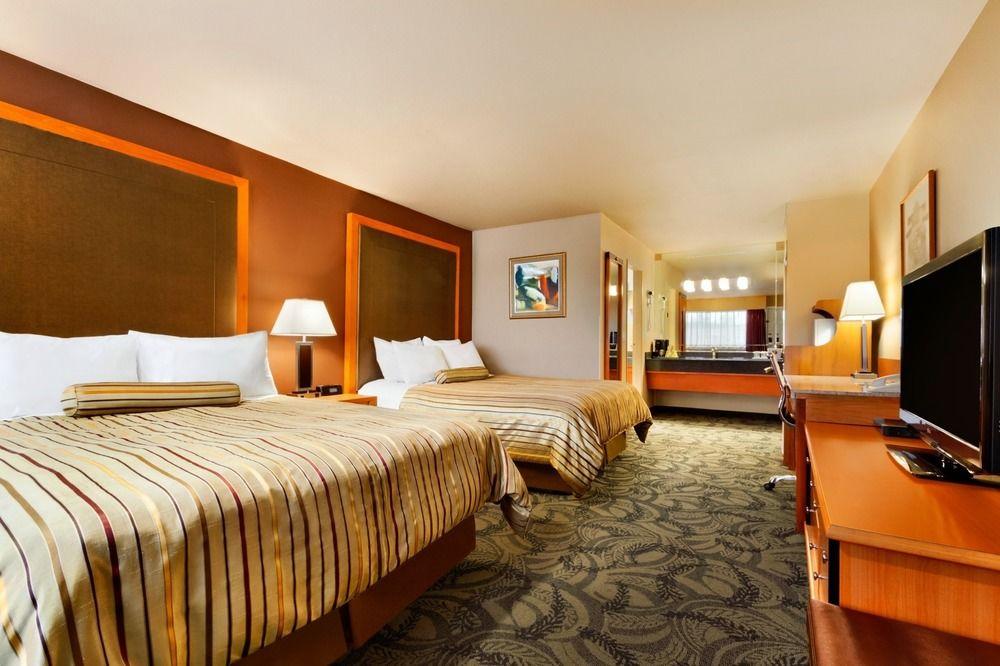 Poco Inn And Suites Hotel And Conference Center พอร์ทคอควิทแลม ภายนอก รูปภาพ