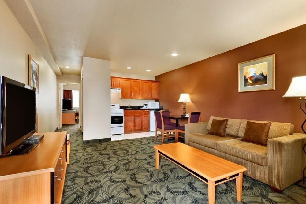 Poco Inn And Suites Hotel And Conference Center พอร์ทคอควิทแลม ภายนอก รูปภาพ