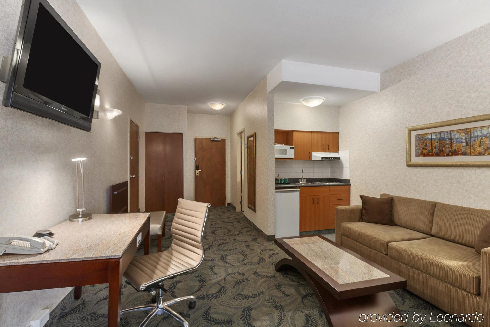 Poco Inn And Suites Hotel And Conference Center พอร์ทคอควิทแลม ภายนอก รูปภาพ