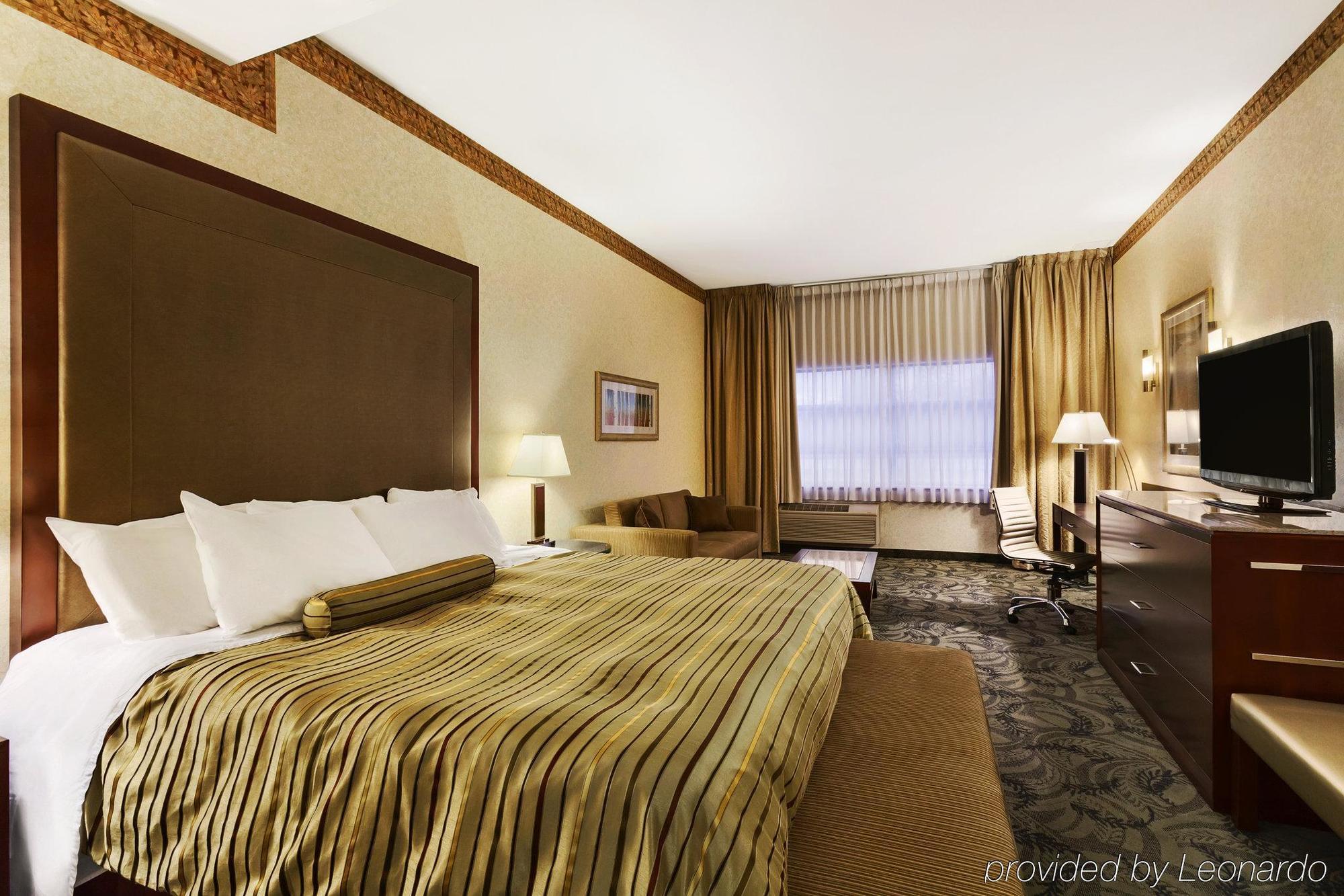 Poco Inn And Suites Hotel And Conference Center พอร์ทคอควิทแลม ภายนอก รูปภาพ
