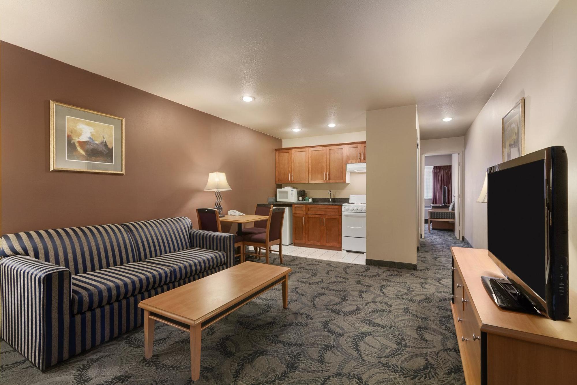 Poco Inn And Suites Hotel And Conference Center พอร์ทคอควิทแลม ภายนอก รูปภาพ
