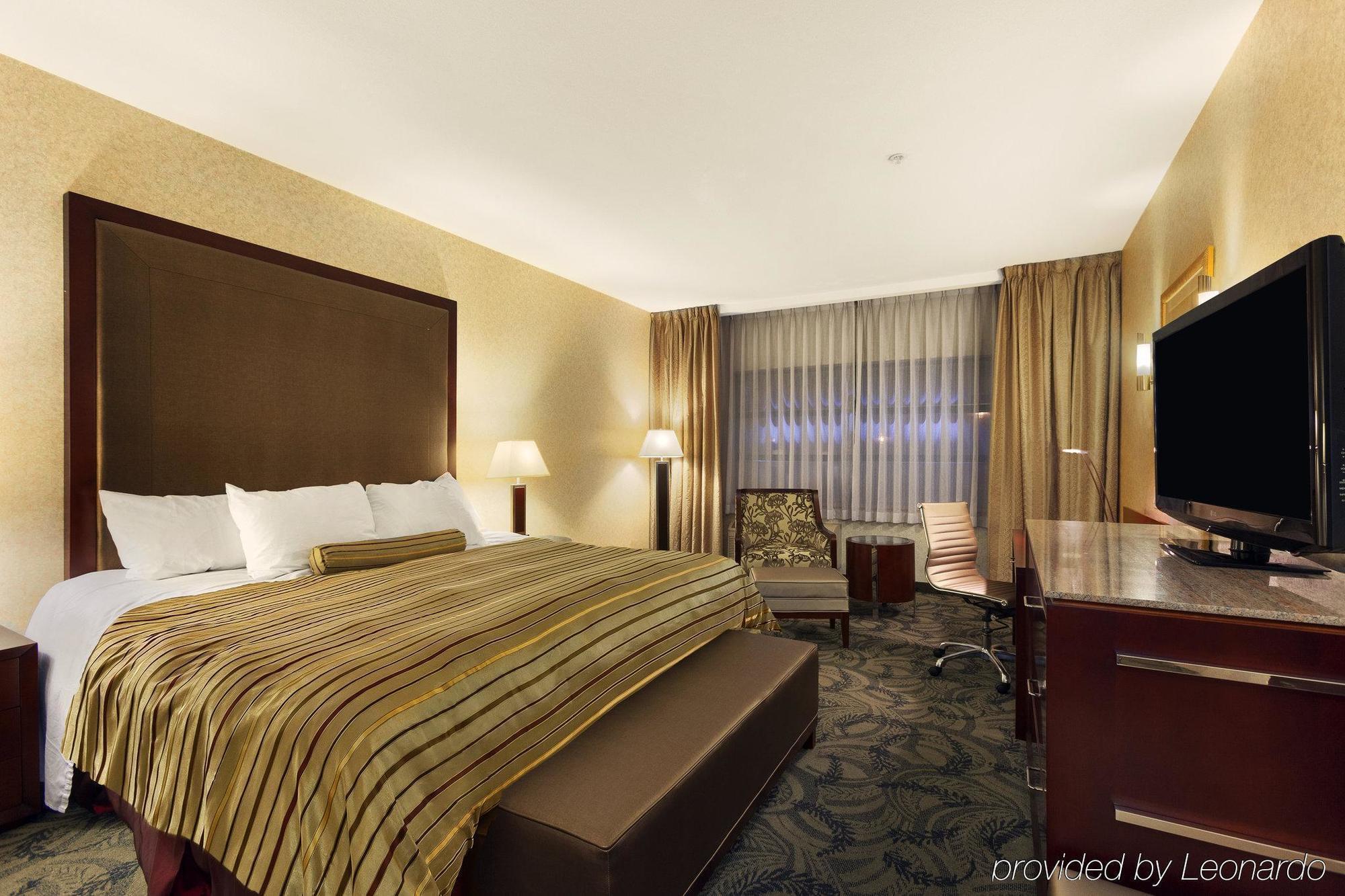 Poco Inn And Suites Hotel And Conference Center พอร์ทคอควิทแลม ภายนอก รูปภาพ