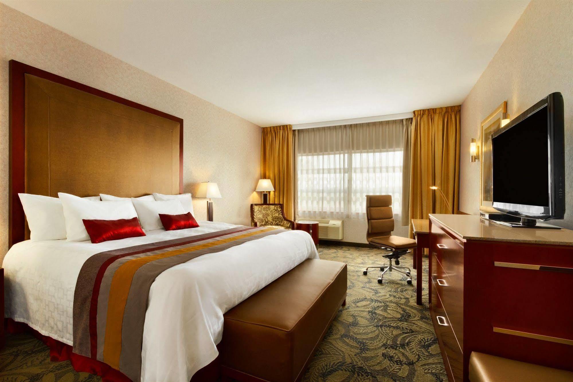 Poco Inn And Suites Hotel And Conference Center พอร์ทคอควิทแลม ภายนอก รูปภาพ