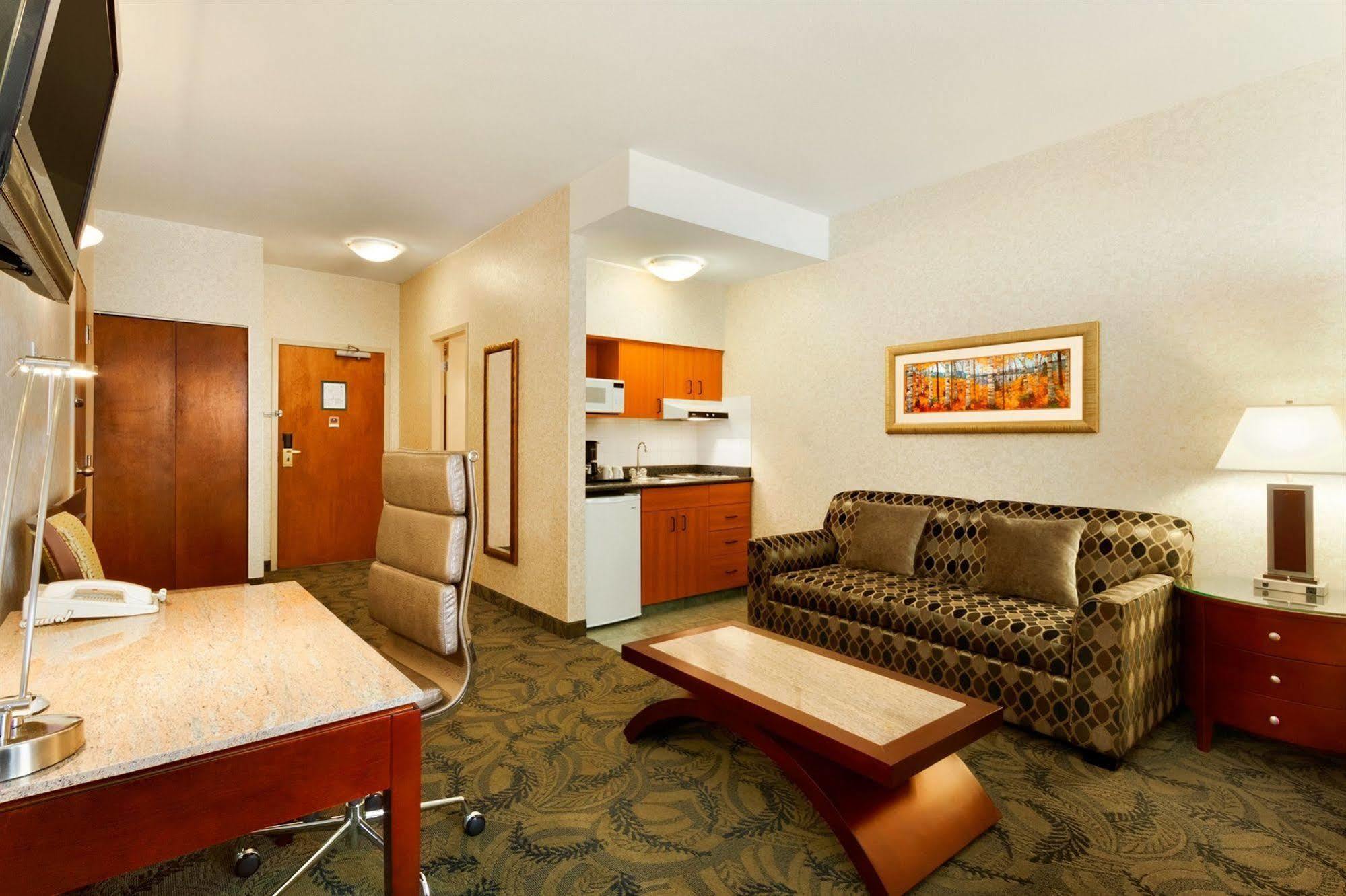 Poco Inn And Suites Hotel And Conference Center พอร์ทคอควิทแลม ภายนอก รูปภาพ