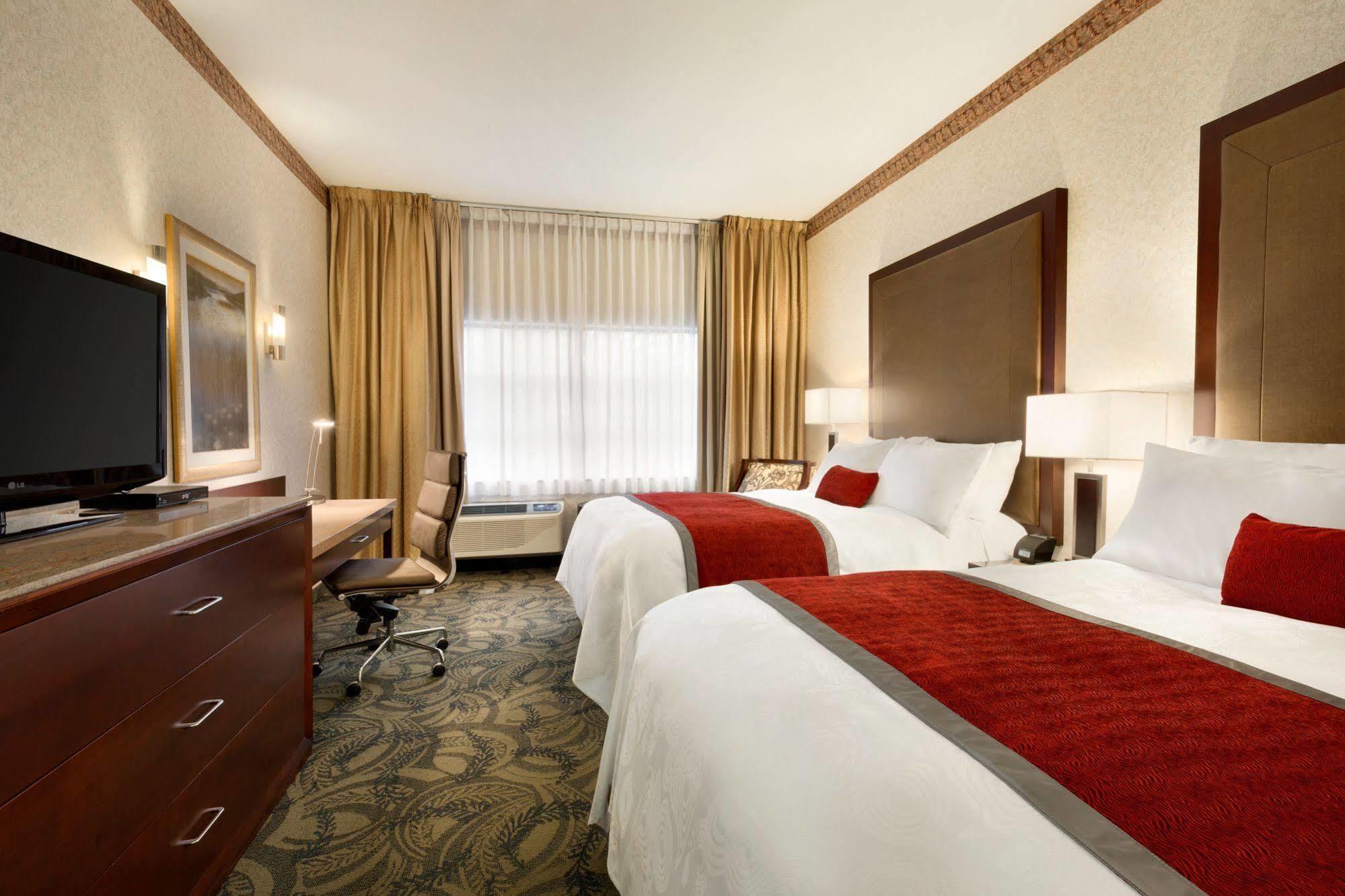 Poco Inn And Suites Hotel And Conference Center พอร์ทคอควิทแลม ภายนอก รูปภาพ