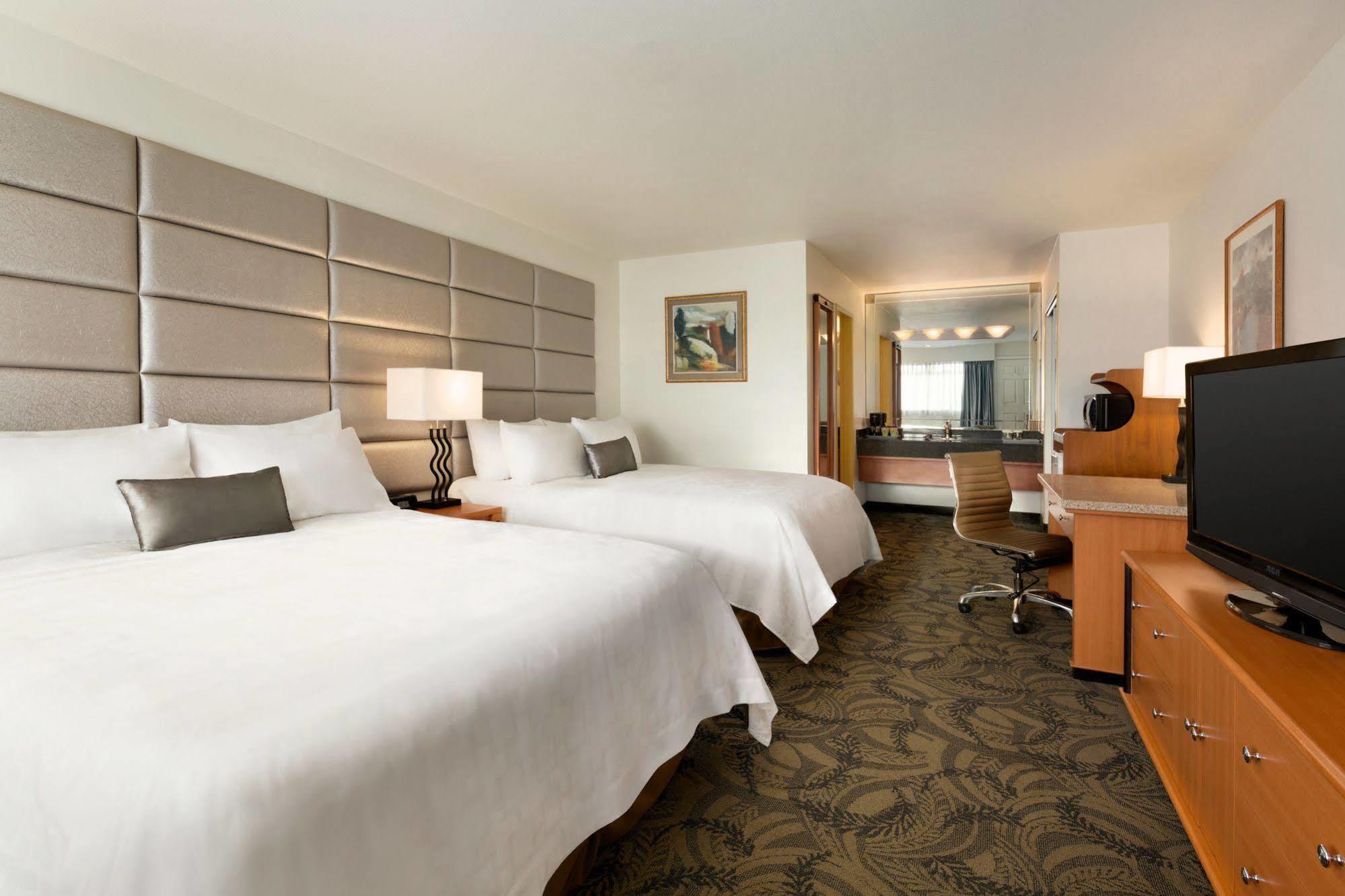 Poco Inn And Suites Hotel And Conference Center พอร์ทคอควิทแลม ภายนอก รูปภาพ