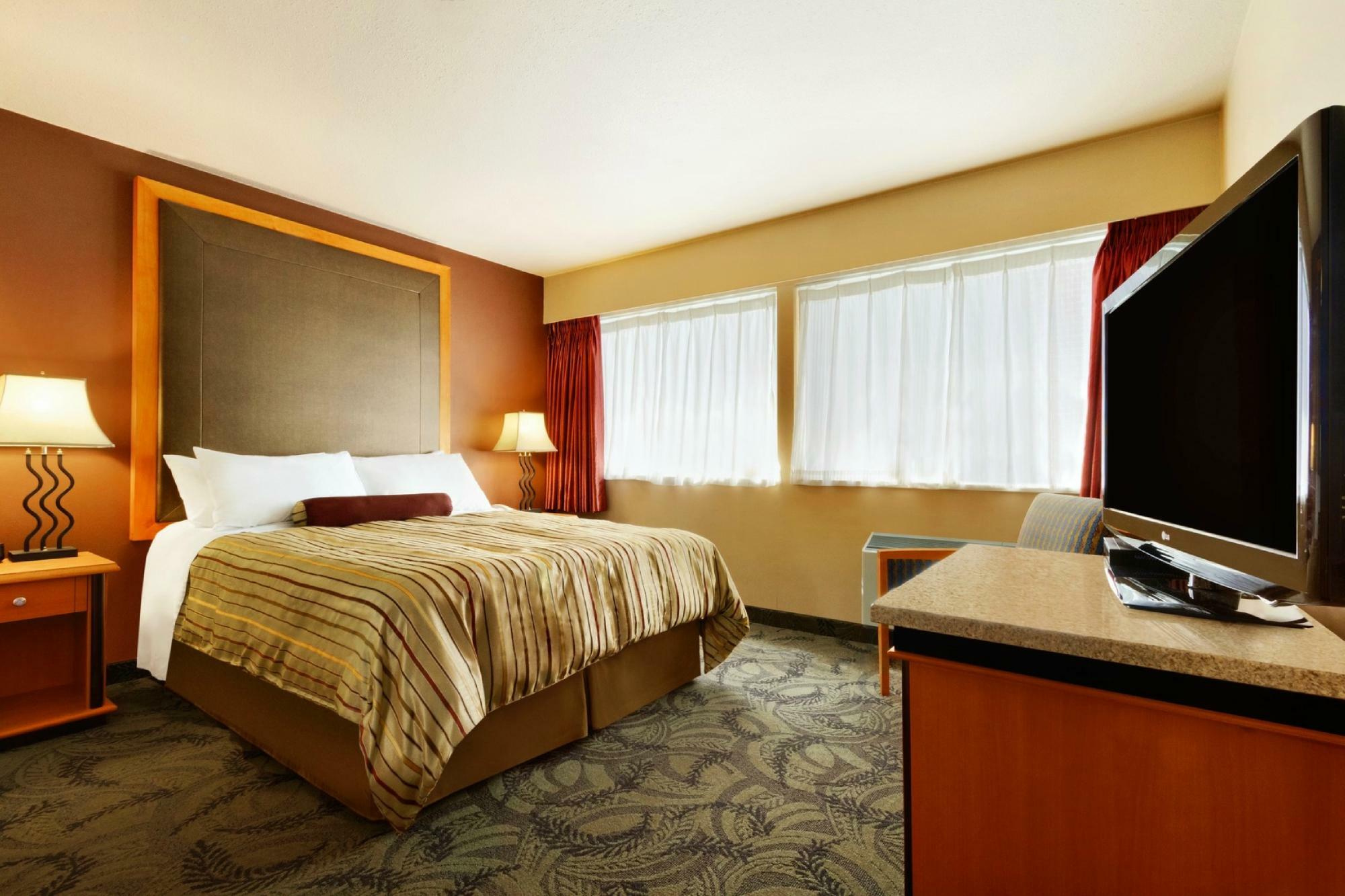 Poco Inn And Suites Hotel And Conference Center พอร์ทคอควิทแลม ภายนอก รูปภาพ
